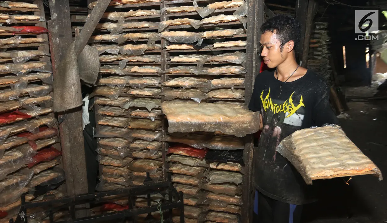 Pekerja menjemur oncom saat pembuatan di salah satu industri rumahan, Jakarta, Rabu (18/4). Oncom tersebut nantinya akan dijual di kawasan Jakarta. (Liputan6.com/Angga Yuniar)