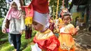 Seorang Murid TK memakai pakain khas daerah saat berpawai di kawasan Kuningan, Jakarta, Selasa (21/4/2015). Kegiatan diikuti 70 an anak kurang mampu dalam rangka peringatan Hari Kartini. (Liputan6.com/Faizal Fanani)