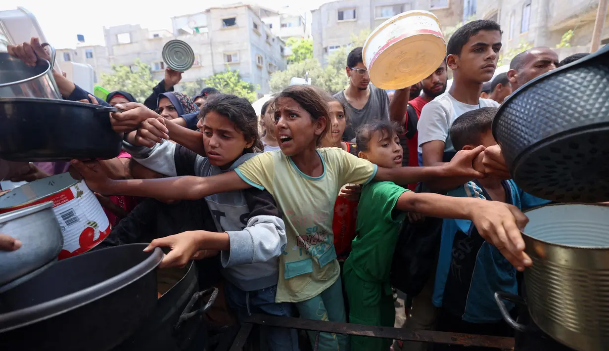 Hal ini diperparah dengan serangan militer Israel kepada warga Gaza saat berada di lokasi distribusi bantuan yang dikelola Yayasan Kemanusiaan Gaza (GHF) yang didukung Amerika Serikat. (Eyad BABA/AFP)