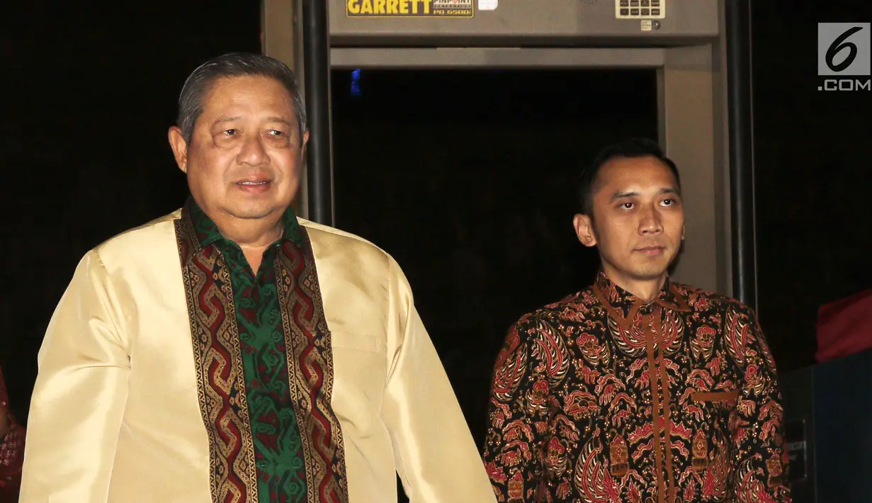 Ketua Umum Partai Demokrat Susilo Bambang Yudhoyono didampingi Edhi Baskoro Yudhoyono (Ibas) menunggu kedatangan petinggi DPP Partai Keadilan Sejahtera (PKS) di Gran Melia, Jakarta, Senin (30/7). (Liputan6.com/Herman Zakharia)