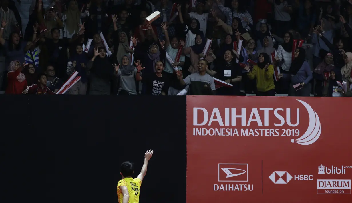 Tunggal putra Indonesia, Jonatan Christie, menyapa supporter usai mengalahkan tunggal India pada Indonesia Masters 2019 di Istora Senayan, Jakarta, Jumat (25/1). Jonatan lolos ke semifinal. (Bola.com/Yoppy Renato)