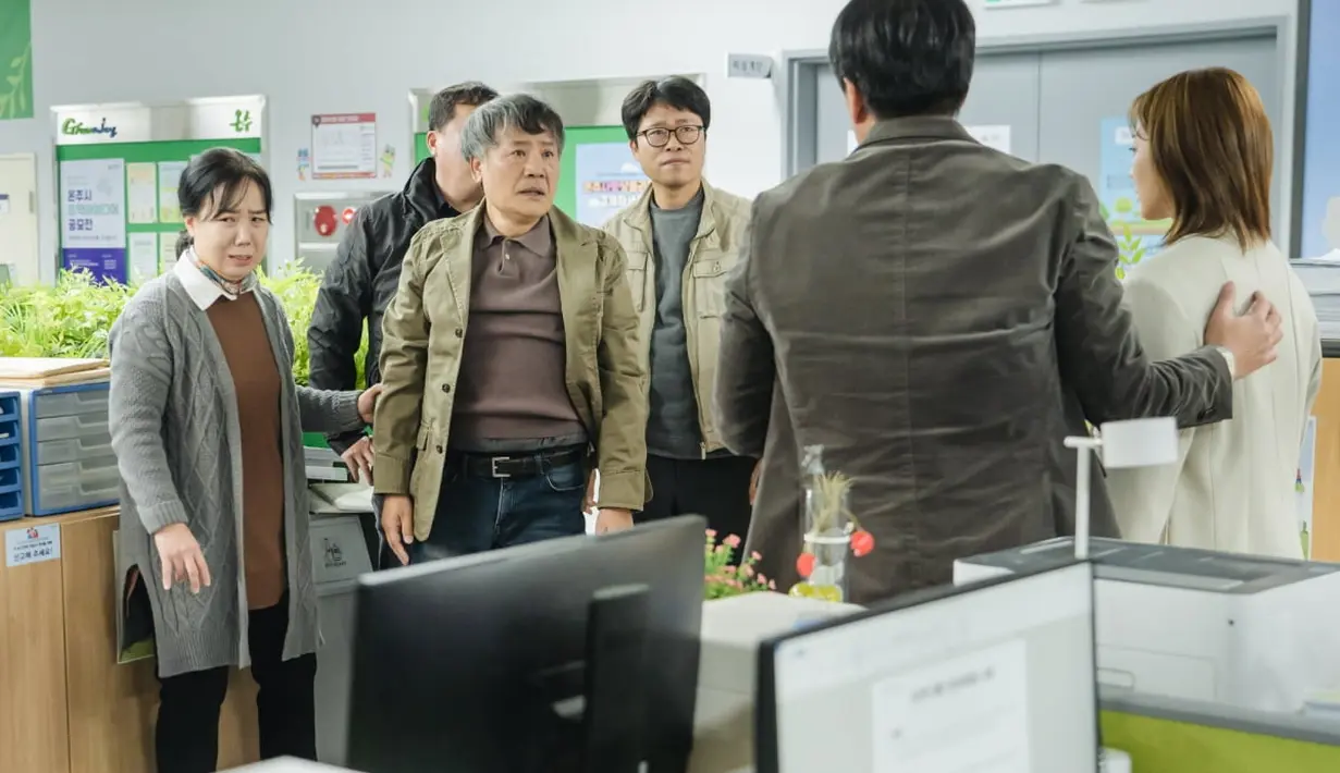 Dalam potongan gambar lainnya, Gong Seo Gu tampak menempatkan Lee Hong Jo pada posisi yang tepat. Penonton pasti bertanya-tanya misi apa yang harus diselesaikan Lee Hong Jo pada hari pertama bekerja di Balai Kota Onju. (JTBC via Soompi)