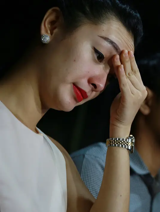 Dengan berurai airmata, Zaskia Gotik menjelaskan kasus dugaan pelecehan lambang negara yang dilakukannya dalam salah satu acara musik pagi televisi swasta. (Deki Prayoga/Bintang.com)