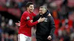 Pemain Manchester United Victor Lindelof (kiri) dan manajer Ole Gunnar Solskjaer usai melawan Watford pada pertandingan Liga Inggris di Old Trafford, Manchester, Inggris, Minggu (23/2/2020). Manchester United menang 3-0. (Martin Rickett/PA via AP)