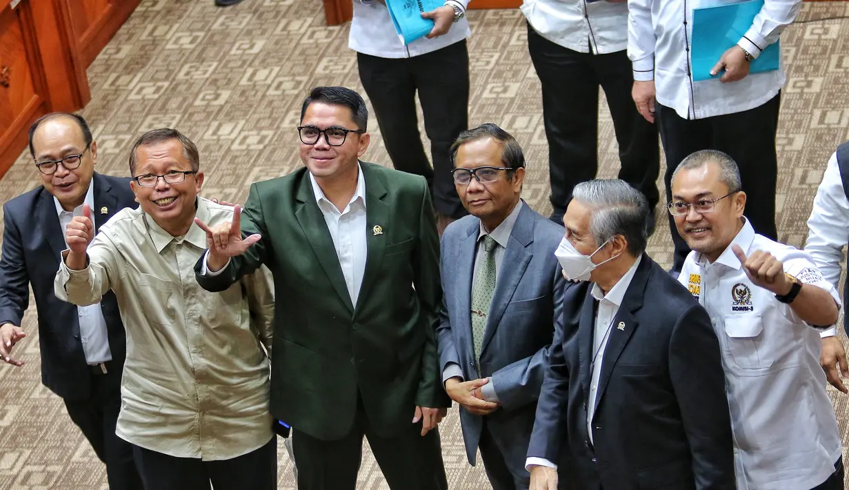 Ketua Kompolnas/Menkopolhukam,  Mahfud MD foto bersama usai mengikuti Rapat Dengar Pendapat (RDP) dengan Komisi III DPR di Kompleks Parlemen, Senayan, Jakarta, Senin (22/8/2022). RDP tersebut akan membahas mengenai kasus penembakan Brigadir J yang melibatkan mantan Kadiv Propam Polri Irjen Ferdy Sambo. (Liputan6.com/Angga Yuniar)