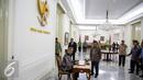 Wakil PM Malaysia Ahmad Zahid Hamidi menulis buku tamu usai salat jumat dengan Wapres JK di Istana Wapres, Jakarta, Jumat (18/9/2015). Wapres JK dan Wakil PM Hamidi melaksanakan salat Jumat bersama di Masjid Baturrahman. (Liputan6.com/Faizal Fanani)
