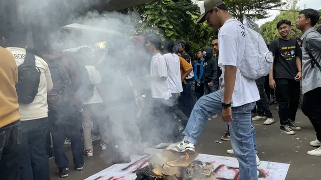 Massa Aksi Unjuk Rasa di Gedung Rektorat Universitas Pancasila bakar ban