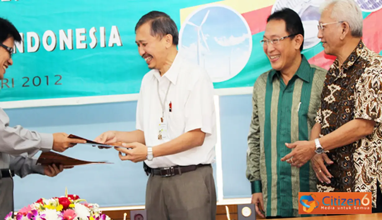 Citizen6, Cawang: diharapkan dengan kerjasama ini Universitas mampu memfasilitasi penelitian-penelitian
maupun seminar yang mendukung keberlangsungan program diversifikasi energi. (Pengirim: Agus Trimukti)