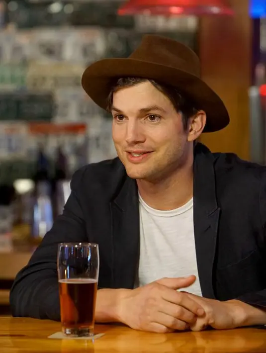 Ashton geram dengan kabar miring ini lantaran wajahnya terpampang di salah satu halaman sebuah majalah bersama dengan seorang perempuan sedang turun dari jet pribadi. (AFP/Bintang.com)