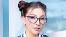 Penampilan istri Ruben Onsu dengan rambut cepol dua satu ini juga banjir pujian netizen. Bahkan, tak sedikit yang menyebutnya terlihat bak anak SMA. (Liputan6.com/IG/@sarwendah29)