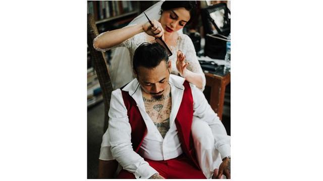 Pada saat bermakeup, Nora dan Jerinx melakukan beberapa pemotretan.