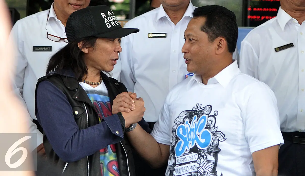 Kepala BNN, Budi Waseso bersalaman dengan Bimbim Slank usai melakukan pertemuan dan konser, Jakarta, Kamis (17/3). Pertemuan untuk bersilaturahmi dan kerjasama untuk melakukan pemberantasan narkoba lewat lagu-lagu Slank. (Liputan6/Johan Tallo)