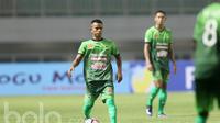 Pemain PS TNI, Manahati Lestusen saat melawan Borneo FC pada lanjutan Liga 1 2017 di Stadion Pakansari, Bogor, Senin (17/4/2017). PS TNI bermain imbang 2-2 dengan PBFC. (Bola.com/Nicklas Hanoatubun)