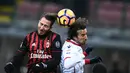 Duel pemain AC Milan, Andrea Bertolacci (kiri) dengan pemain Cagliari, Davide Di Gennaro pada lanjutan Serie A di San Siro stadium, Milan (8/1/2017). AC Milan menang 1-0.  (AFP/Filippo Monteforte)