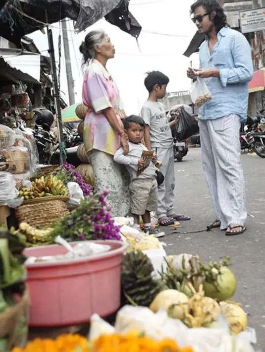 Dwi Sasono dan Widi Mulia terlihat mengunjungi pasar tradisional Sukawati, Gianyar, Bali. Widi mengaku senang bisa berkunjung ke pasar lantaran bisa menemukan beraneka ragam barang. (Foto: instagram.com/widimulia)