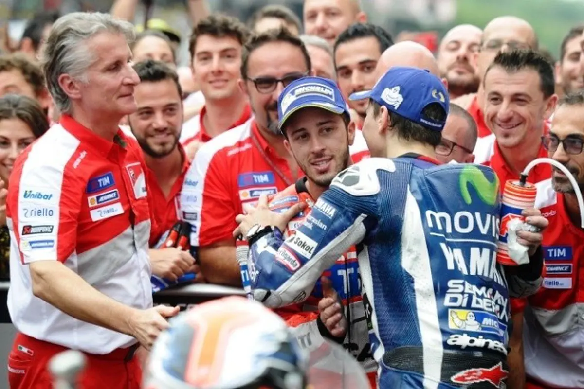 Jorge Lorenzo (kanan) dan Andrea Dovizioso.