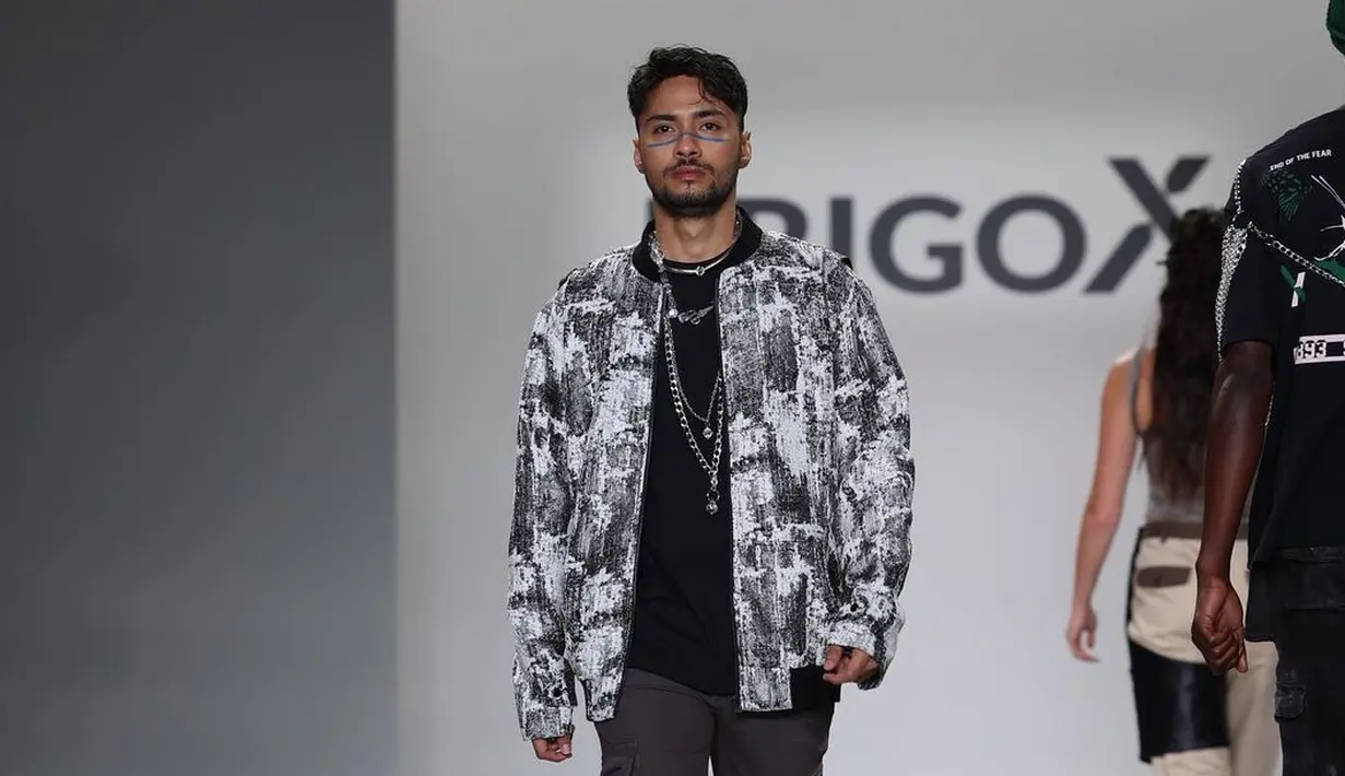 <p>Refal Hady terlihat stunning dalam balutan koleksi Erigo. (sumber: Instagram @erigostore)</p>