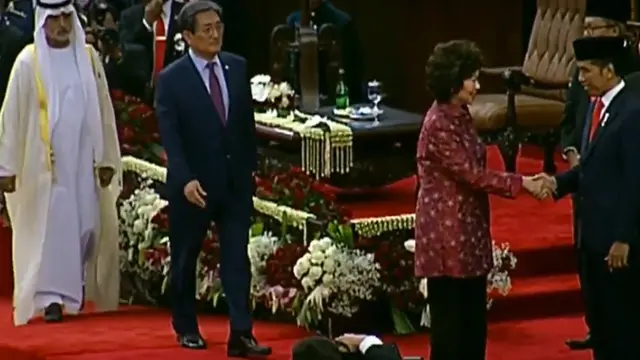 Sekretaris Utusan Khusus Presiden Amerika Serikat, Elaine L Chao menyalami Jokowi (Liputan6.com)