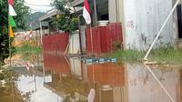 Genangan air banjir ini sudah menjadi pemandangan keseharian di perkampungan kawasan Tembesi Tower, Batam. Banjir tak peduli pada warga yang sudah mengibarkan bendera merah putih. Foto: liputan6.com/ajang nurdin&nbsp;