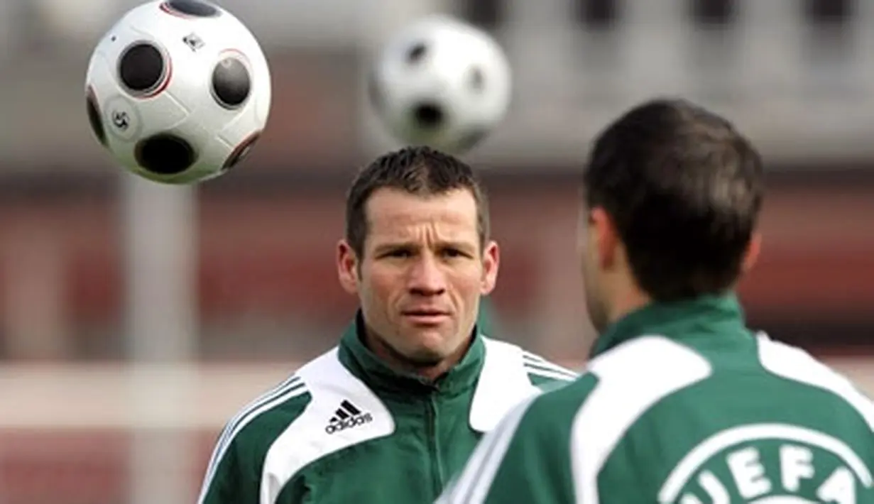Euro 2008 football championships referee Pieter Vink of the Netherlands takes part in a preparatory workshop for referees and assistant referees on April 17, 2008 in Regensdorf, near Zurich. AFP PHOTO / Fabrice Coffrini