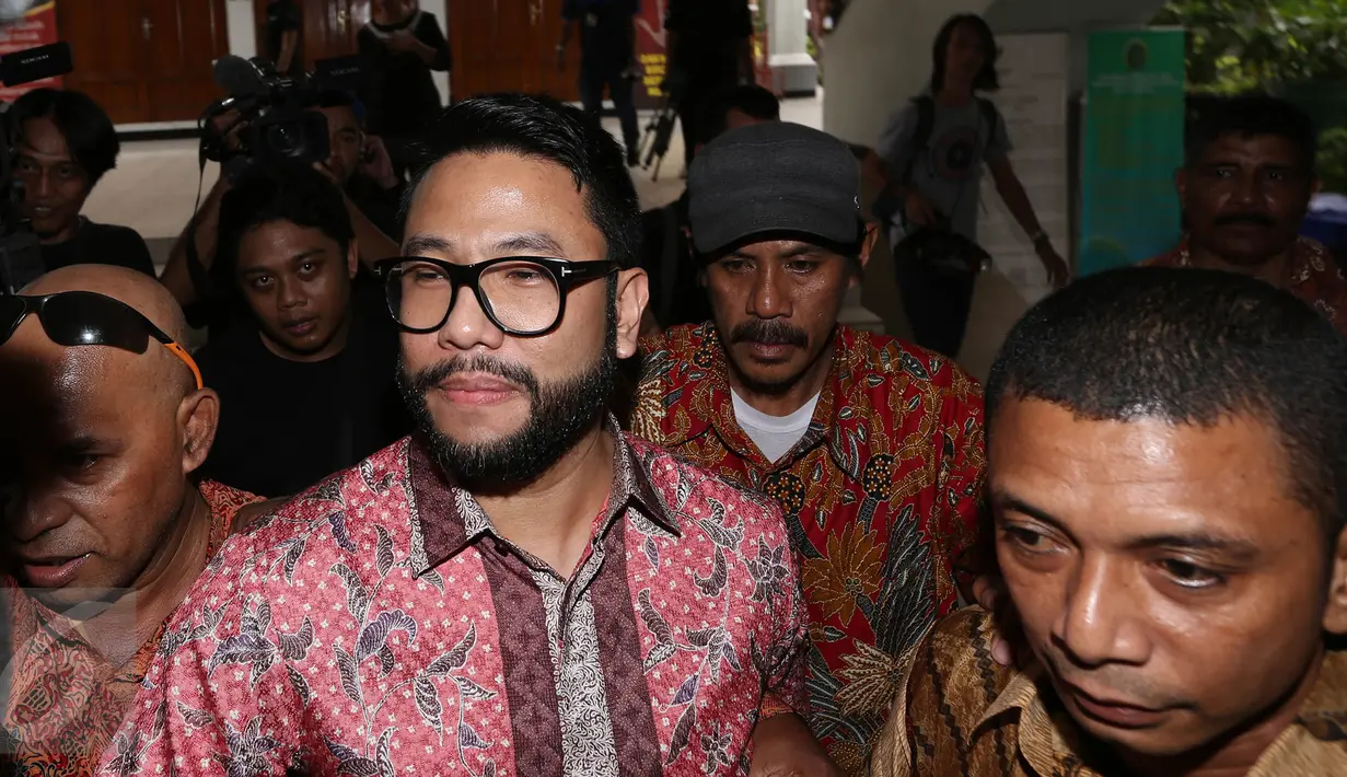 Eka Kusuma Putra mendatangi persidangan perceraian dengan istrinya Cathy Sharon di Pengadilan Jakarta Selatan, Senin (14/3/2016). Eka dikawal ketat dengan pengawal saat media ingin mewawancarainya. (Liputan6.com/Herman Zakharia)