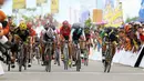 Para pebalap berlomba menjadi yang tercepat pada etape ke-8 Tour de Singkarak 2016 di Kota Padang, Sumatera Barat, Minggu (14/8/2016). (Bola.com/Nicklas Hanoatubun)