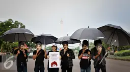 Aksi Kamisan yang ke-465 sekaligus menjelang Hari Sumpah Pemuda tersebut mereka kembali menagih janji Presiden Joko Widodo untuk menyelesaikan berbagai kasus pelanggaran HAM di Tanah Air, Jakarta, Kamis (27/10). (Liputan6.com/Gempur M Surya)