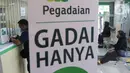 Nasabah melakukan transaksi di kantor pegadaian kawasan Jakarta, Rabu (4/8/2021). Pandemi Covid-19 yang masih berlangsung ternyata membuat jumlah nasabah yang menggadaikan barang mereka untuk berbagai kebutuhan sehari-hari meningkat pesat. (Liputan6.com/Angga Yuniar)
