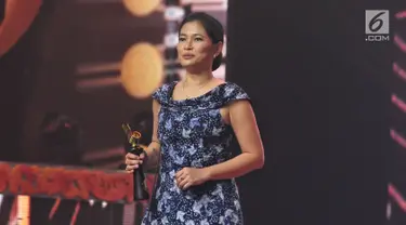 Penulis dan aktris, Djenar Maesa Ayu menerima penghargaan Pemeran Pembantu Wanita dalam ajang Festival Film Bandung 2017 di studio 6 Emtek, Jakarta (22/10). (Liputan6.com/Helmi Afandi)
