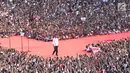 Capres 01 Joko Widodo menyapa pendukungnya saat kampanye akbar bertajuk 'Konser Putih Bersatu' di Stadion Gelora Bung Karno, Jakarta, Sabtu (13/4). Dalam kampanyenya Jokowi mengajak  untuk mencoblos pasangan 01 Jokowi-Ma'ruf Amin saat Pemilu 2019. (Liputan6.com/Angga Yuniar)
