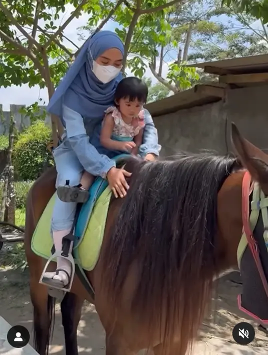 Sebagai seorang ibu, Ricis menulis dirinya tak ingin berjanji. Lebih lanjut ia mengatakan akan berusaha menjadi teman hidup Moana. [Foto: Instagram/riaricis1795]