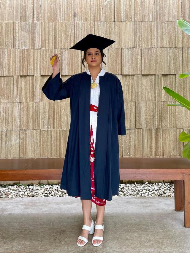 6 Potret Aiska Vairana Anak Ersa Mayori di Acara Wisuda SMA, Curi Perhatian