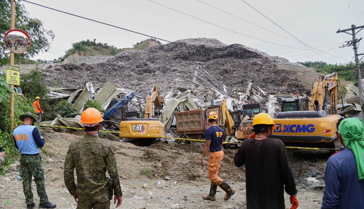 Hingga saat ini, sekitar 12 orang berhasil diselamatkan. Tampak sejumlah personel melakukan operasi pencarian dan penyelamatan korban setelah tumpukan sampah besar runtuh di fasilitas pemilahan sampah di Binaliw, Kota Cebu, Filipina, Jumat 9 Januari 2026. (AP Photo/Jacqueline Hernandez)