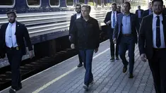 Menteri Luar Negeri AS Antony Blinken, tengah, berjalan untuk menaiki kereta api Ukraina Railways di stasiun kereta api Przemysl Glowny dalam perjalanan menuju Kyiv, Ukraina dari Przemysl, Polandia, Senin (13/5/2024). (Brendan Smialowski/Pool Photo via AP)