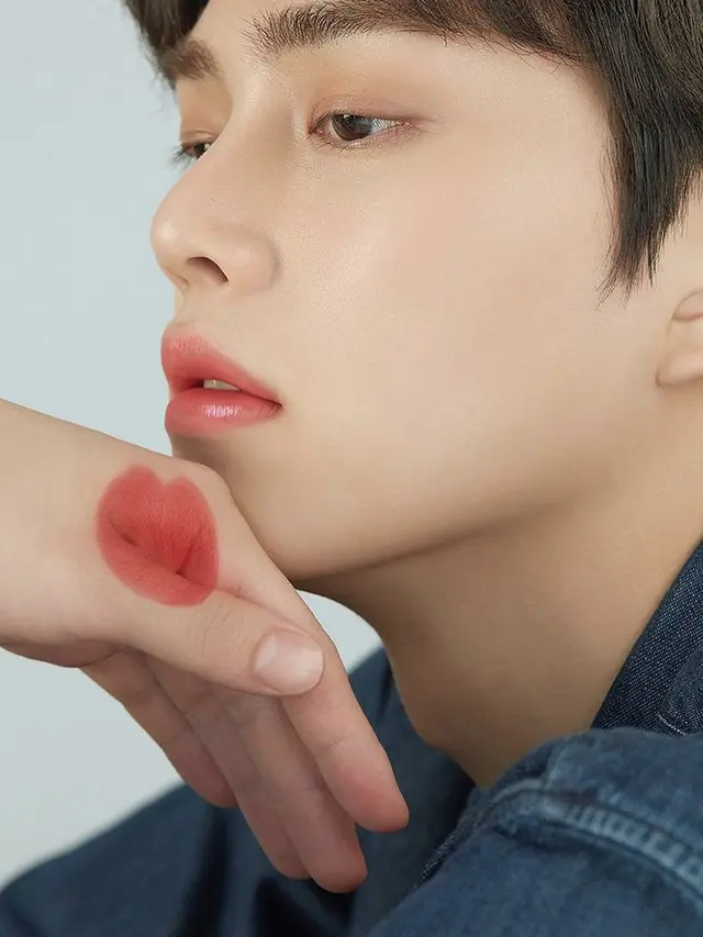 Alasan Mengapa Pria Korea Selatan Memakai Makeup/dok. Instagram (@songkang_b)