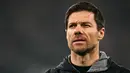 Pelatih Bayer Leverkusen, Xabi Alonso saat laga lanjutan Liga Champions 2024/2025 melawan Liverpool yang berlangsung di Anfield, Liverpool, Inggris, Rabu (06/11/2024) dini hari WIB. (AFP/Paul Ellis)