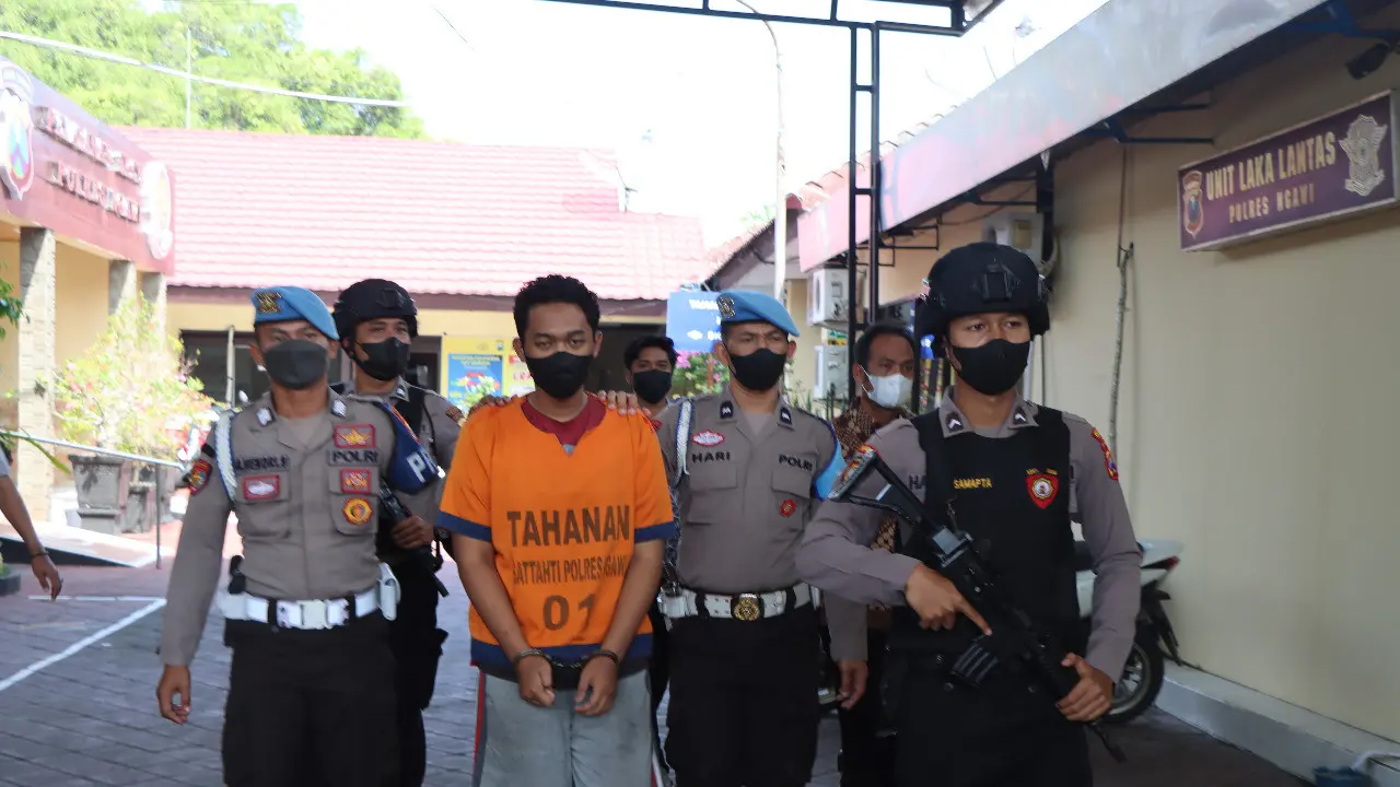 Pelaku pembunuhan bapak kandung di Ngawi diamankan polisi. (Dian Kurniawan/Liputan6.com)