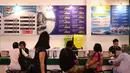 Sejumlah pengunjung melakukan pemesanan tiket penerbangan domestik dan luar negri di Garuda Travel Fair (GATF) 2017 fase II di JCC, Jakarta, Jumat (22/9). (Liputan6.com/Angga Yuniar)