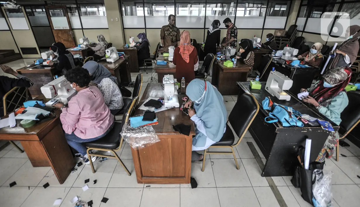 Peserta mengikuti pelatihan kerajinan tangan kreasi kain perca di Kantor Sudin Pendidikan Wilayah I, Kompleks Wali Kota Jakarta Pusat, Selasa (26/10/2021). Kegiatan pelatihan yang digelar Sudin Tenaga Kerja, Transmigrasi, dan Energi berkolaborasi dengan J Trust Bank. (merdeka.com/Iqbal S Nugroho)