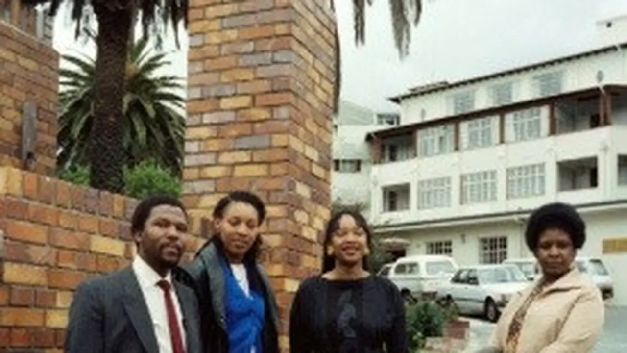 File gambar dari November 1985 di puncak era apartheid: Winnie Madikizela-Mandela bersama putrinya Zenani (tengah),dan Zindzi (kiri), saat mengunjungi Nelson Mandela setelah ia menjalani operasi di Rumah Sakit Cape Town. (AFP Photo/Gideon Mendel)