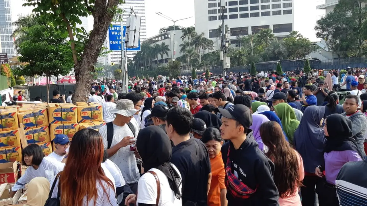 Repnas DKI Jakarta mengkampanyekan konsumsi buah lokal dengan membagikan jus buah naga dan buah apel gratis di acara Car Free Day (CFD), Jakarta, Minggu (24/2/2019).