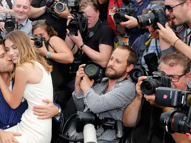 Aktris Ana De Armas berpose bersama Edgar Ramirez dan para fotografer selama sesi pemotretan untuk film "Hands of stone" di Festival Film Cannes ke-69 di Cannes, Prancis, 16 Mei 2016. (REUTERS / Regis Duvignau )