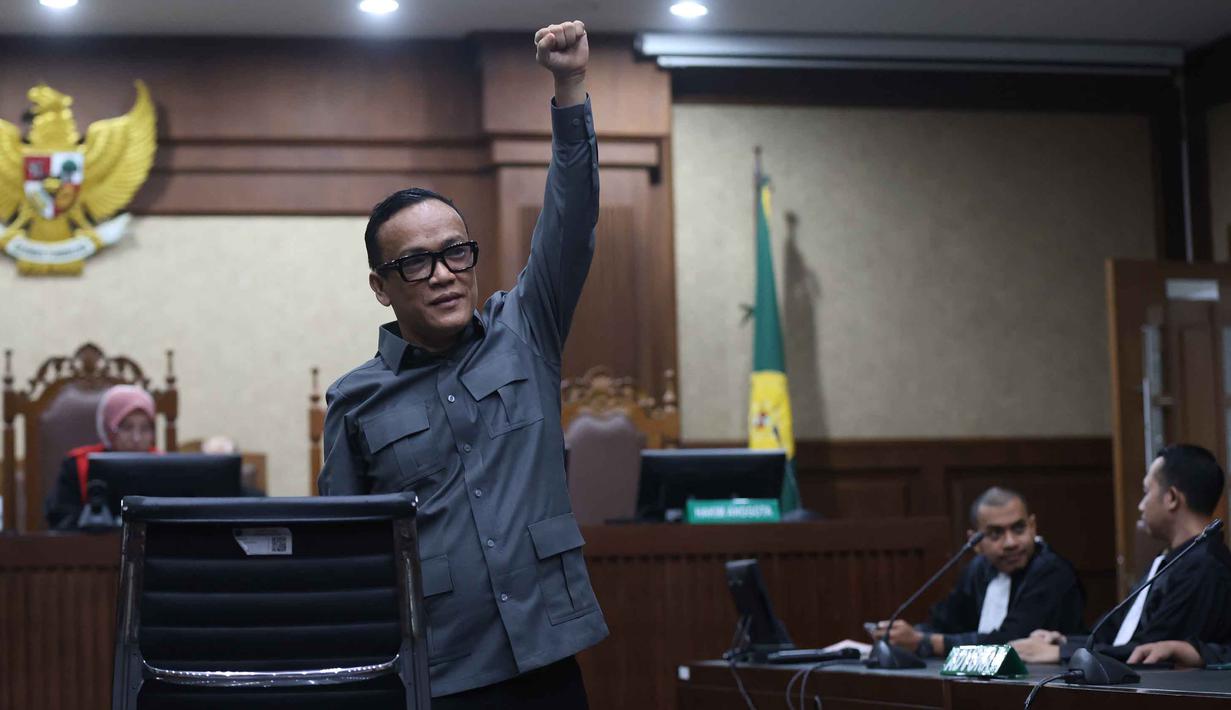 Mantan Wakil Menteri Ketenagakerjaan, Immanuel Ebenezer Gerungan atau Noel, sesaat sebelum mengikuti sidang pembacaan putusan atau vonis di Pengadilan Tindak Pidana Korupsi (Tipikor), Jakarta, Kamis (4/6/2026). (Kapanlagi.com/Budy Santoso)