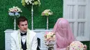 Khidmat dan sakralnya suasana akad nikah Risty Tagor dan Stuart Collin (M. Akrom Sukarya/Bintang.com)