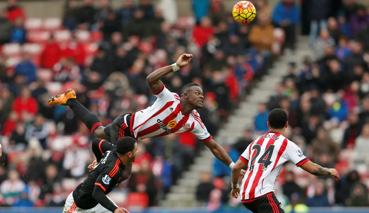 Pemain Sunderland, Lamine Kone, menghalau serangan pemain MU dalam laga Liga Inggris di Stadium of Lights, Sunderland, Sabtu (13/2/2016) malam WIB. (Action Images via Reuters/Lee Smith)