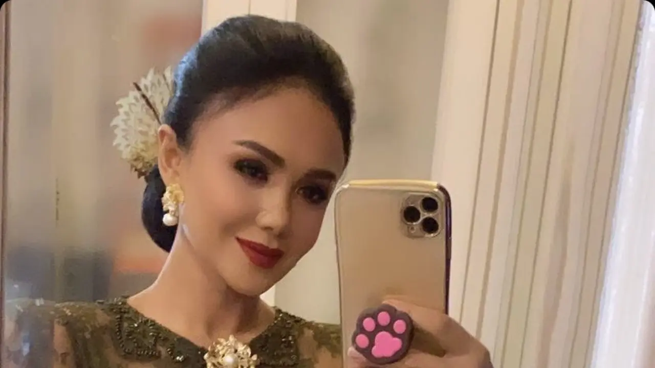Pesona Yuni Shara Berkebaya Tampak Awet Muda di Acara Tujuh Bulanan Aurel Hermansyah