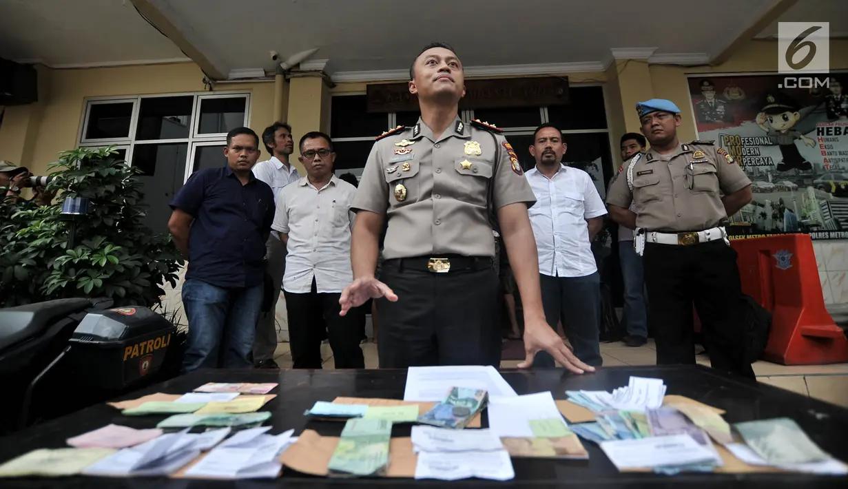 Kapolsek Metro Tanah Abang AKBP Lukman Cahyono memberi keterangan sambil menunjukkan barang bukti saat rilis kasus retribusi dan parkir liar di Mapolsek Tanah Abang, Jakarta, Senin (4/6). (Merdeka.com/Iqbal S Nugroho)