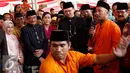 Gubernur DKI Jakarta Basuki Tjahaja Purnama disambut tradisi Palang Pintu Betawi saat tiba di Lapangan Banteng menghadiri acara Lebaran Betawi, Jakarta, Minggu (23/8/2015). (Liputan6.com/Yoppy Renato)