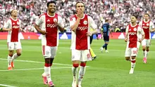 Penyerang Ajax asal Belgia, Mika Godts, merayakan gol yang dicetaknya dari titik putih dalam leg pertama putaran ketiga Kualifikasi UEFA Conference League di Johan Cruijff ArenA, Amsterdam, Jumat (7/8/2026) dini hari WIB. (Olaf Kraak / ANP / AFP)