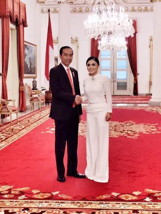 Yuni Shara terlihat begitu manis saat berpose dengan Jokowi. Ia terlihat mengenakan busana serba putih. (Foto: instagram.com/yunishara36)